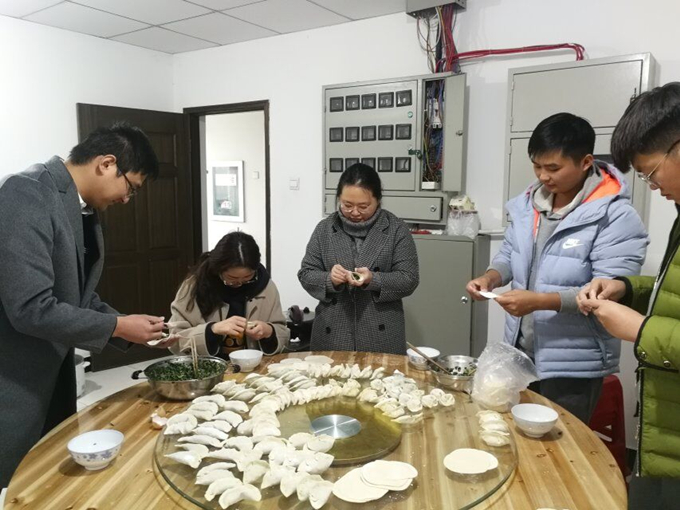 冬至陽(yáng)生春又來(lái)，溫暖感恩促情誼——廣德路項(xiàng)目部舉辦包餃子活動(dòng)