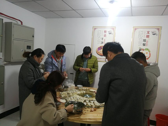 冬至陽(yáng)生春又來(lái)，溫暖感恩促情誼——廣德路項(xiàng)目部舉辦包餃子活動(dòng)