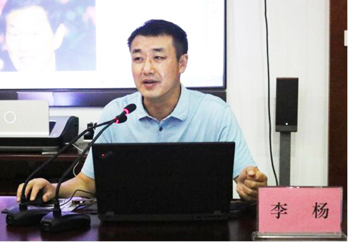黨委委員、紀(jì)委書記、工會主席李楊對新員工進行廉潔從業(yè)教育